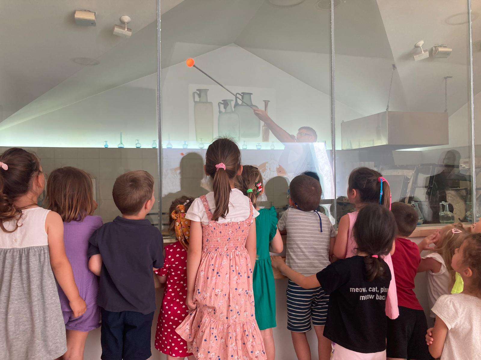 Participants of the "Žuto pače" kindergarten at the workshop "From (glass) waste to a work of art"