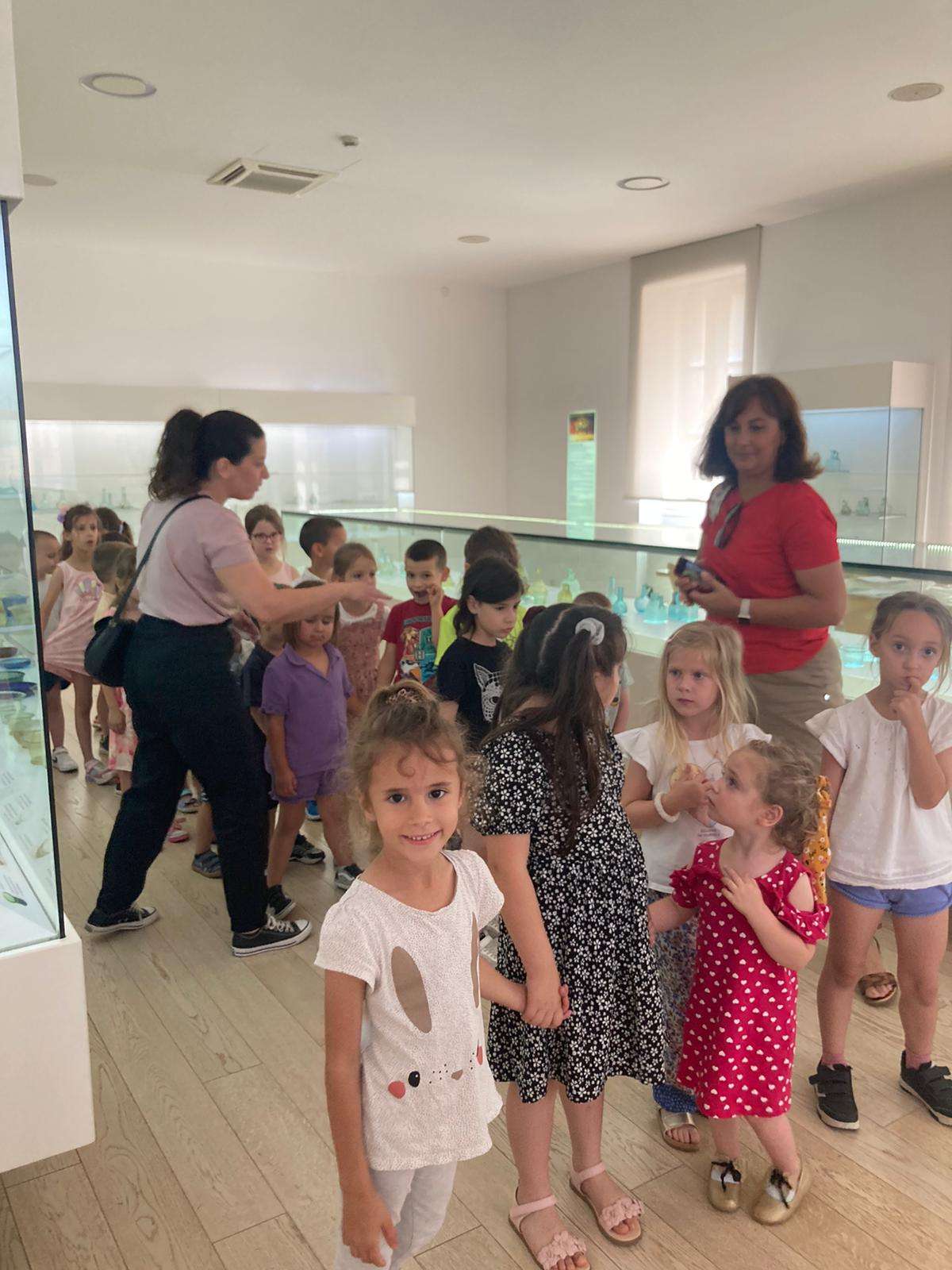 Participants of the "Žuto pače" kindergarten at the workshop "From (glass) waste to a work of art"