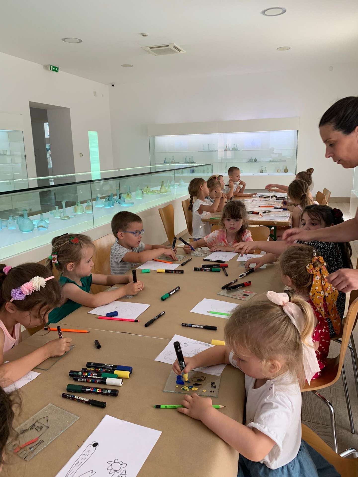 Participants of the "Žuto pače" kindergarten at the workshop "From (glass) waste to a work of art"