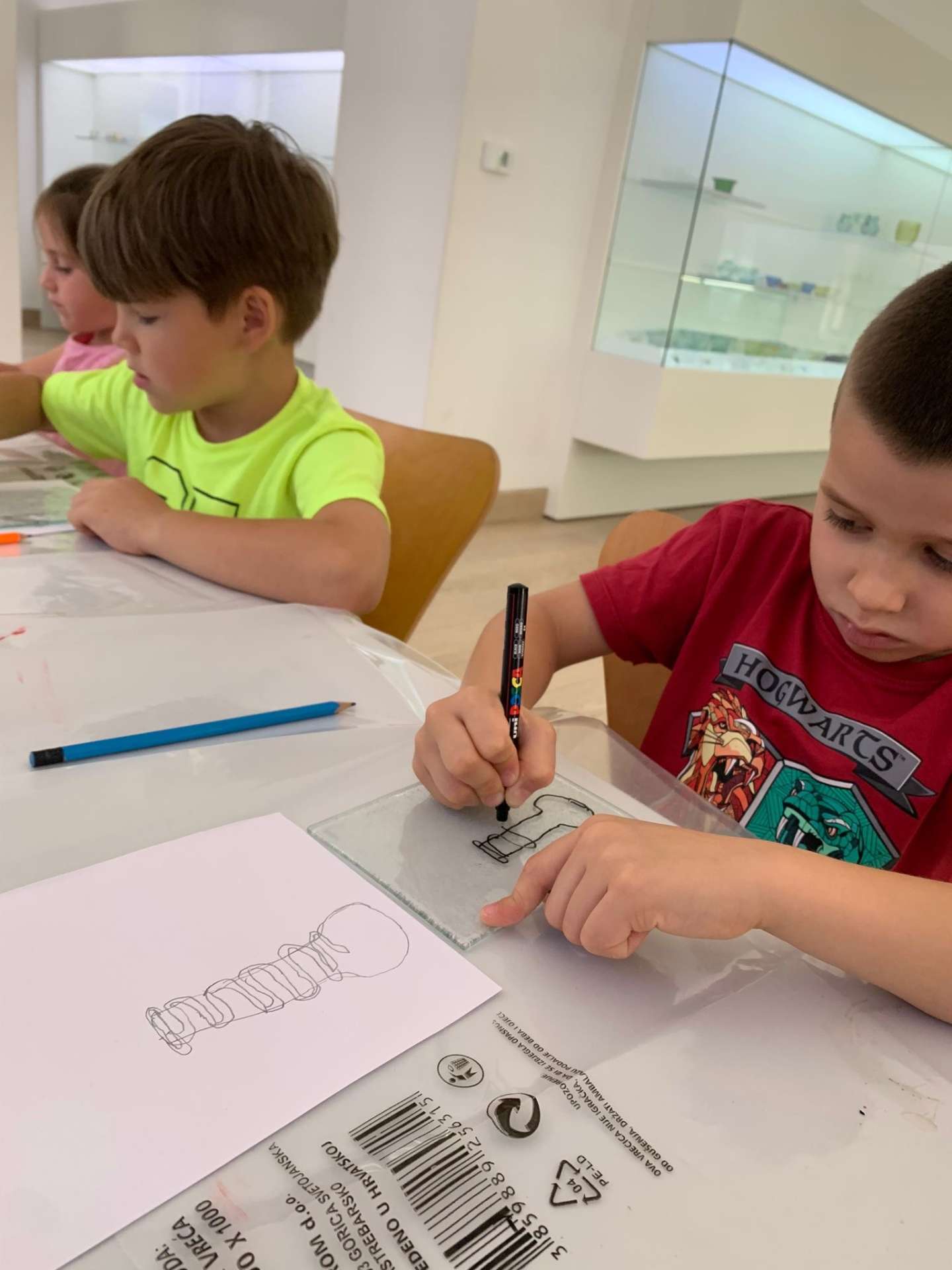 Participants of the "Žuto pače" kindergarten at the workshop "From (glass) waste to a work of art"