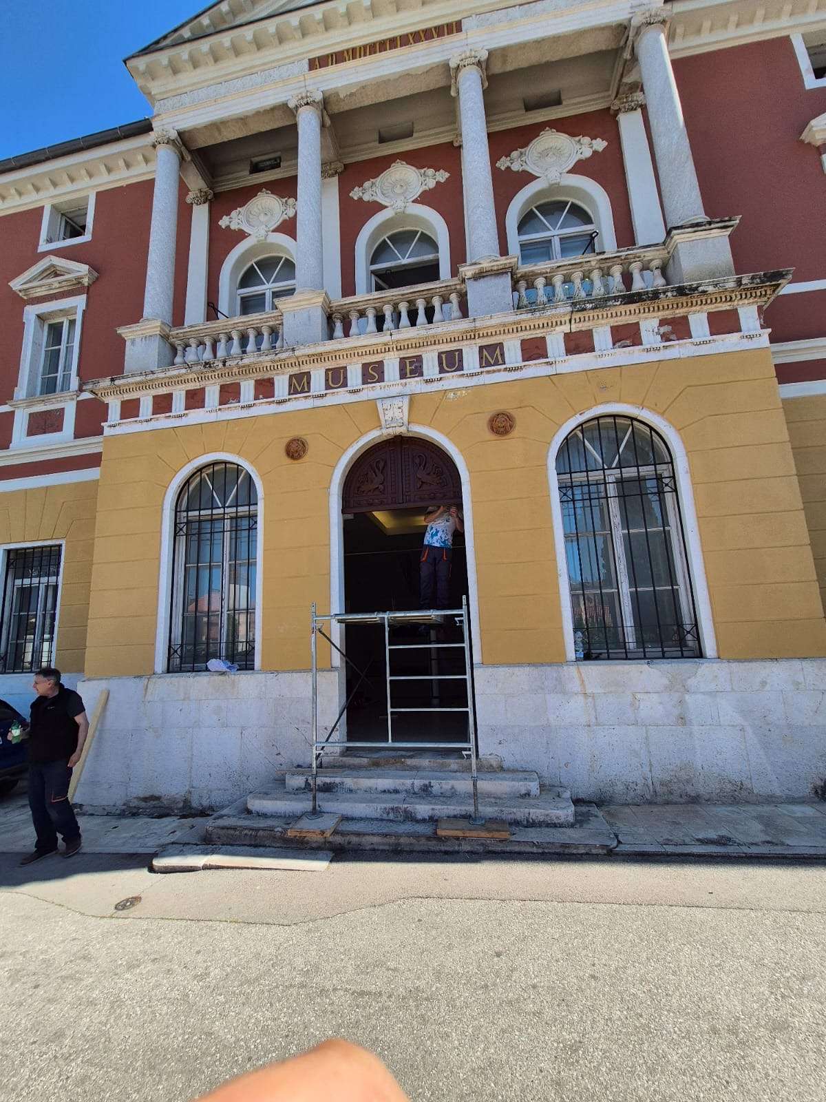 After three years of restoration, the decorative doors from the 19th century are returning to the facade of the Museum!